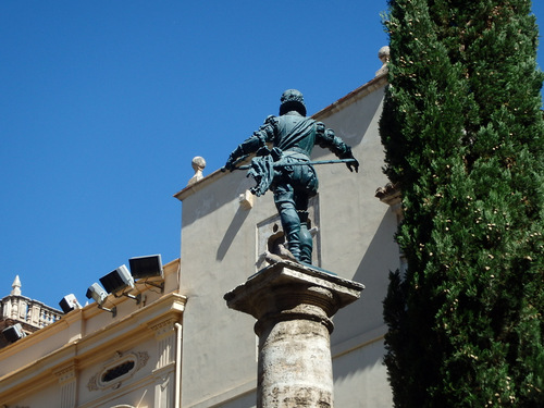 Statue on the Plaza de la Vírgen.